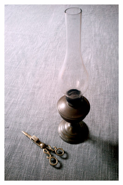 Lampa i nożyce do objaśniania świec